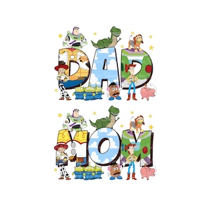 Könnte beinhalten: Toy Story-Charaktere bilden die Wörter "DAD MOM" in einem farbenfrohen Design. Zu den Charakteren gehören Woody, Buzz Lightyear, Rex, Mr. Potato Head, Jessie, Slinky Dog und die grünen Aliens.