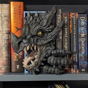 Drachen Buchstütze Fourth Wing Merch Fantasy Feuer Bild 1