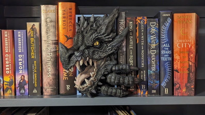 Drachen Buchstütze Fourth Wing Merch Fantasy Feuer Bild 1