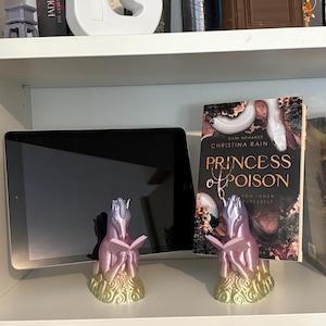 Pegasus Book Holder / Kindle Stand – Mystical Bookshelf Decoration | Fantasy Gift for Bookworms & Book Lovers