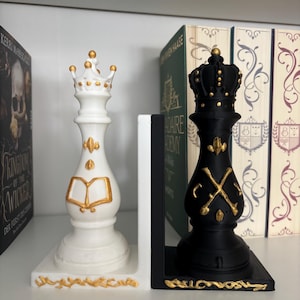 Chess Pieces Bookends – Black & White – Modern Decoration Set for Bookshelves, Gift for Chess Lovers Bookie Gift Book Decoration
