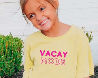 T-shirt unisexe Vacay Mode pour enfants, texte magenta, couleurs confort, chemises de vacances en famille, chemises de croisière en famille, chemises de croisière de groupe, texte creux