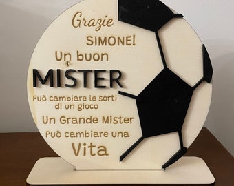 Targa Artigianale in Legno a Forma di Pallone da Calcio con dedica- Regalo Perfetto per Allenatori
