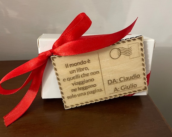 Personalized Wooden Tag with Airplane Corkscrew – Gift for Travelers, Gift Idea for Men, Airplane Keychain, Gift Box with Bow