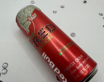Vela Red Bull con el logotipo brillante. Vela de soja de 12 onzas. Lata a elegir. Delicioso aroma a Fruit Loops.