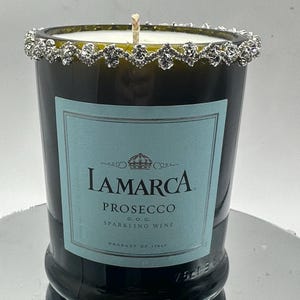 La Marca Prosecco wspaniała 36-uncjowa świeca sojowa z błyszczącymi diamentami. Zapach ciepłej, nadmorskiej bryzy. Ręcznie cięta i rozlewana w małych partiach.