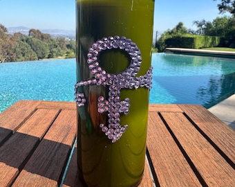 Prinz! 32 Unzen Sojakerze, in kleinen Chargen handgegossen. Hand geschmückt mit Prince lila Symbol und handbemaltem silbernem Namen. Lila regen Duft