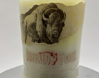 Vela de whisky bourbon puro Buffalo Trace, Kentucky. Vela grande de cera de soja de 1,1 l (40 oz). Vela con aroma a hielo negro fresco. Se sirve en pequeñas cantidades.