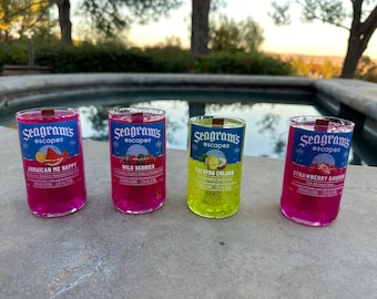 Candela Seagram's Escapes da 10 oz. Profumo di frutta deliziosa, cera gel trasparente. Bottiglie tagliate a mano, cera colorata versata a mano. Chiedi informazioni su altri gusti.