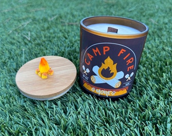 ¡Más tiempo! Disfrute de los deliciosos olores de los ahumados asándose sobre una fogata mientras la mecha de madera crepita. Vela de soja de 10 oz. ¡Hecho a la medida!