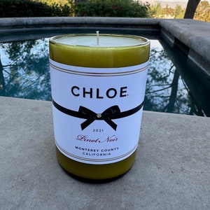 Chloe Pinot Noir. Piękna świeca sojowa o pojemności 22 uncji ze słodkim diamentowym akcentem. Uspokajający zapach nadmorskiej bryzy. Ręcznie cięta i rozlewana w małych partiach.