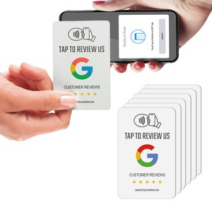 Puede incluir: Una tarjeta blanca con un logotipo de Google y el texto "TAP TO REVIEW US" y "CUSTOMER REVIEWS". Cinco estrellas se muestran debajo del texto. El texto "powered by konektet.com" est&aacute; en la parte inferior de la tarjeta. Una mano sostiene la tarjeta y un tel&eacute;fono inteligente se est&aacute; utilizando para escanear la tarjeta.