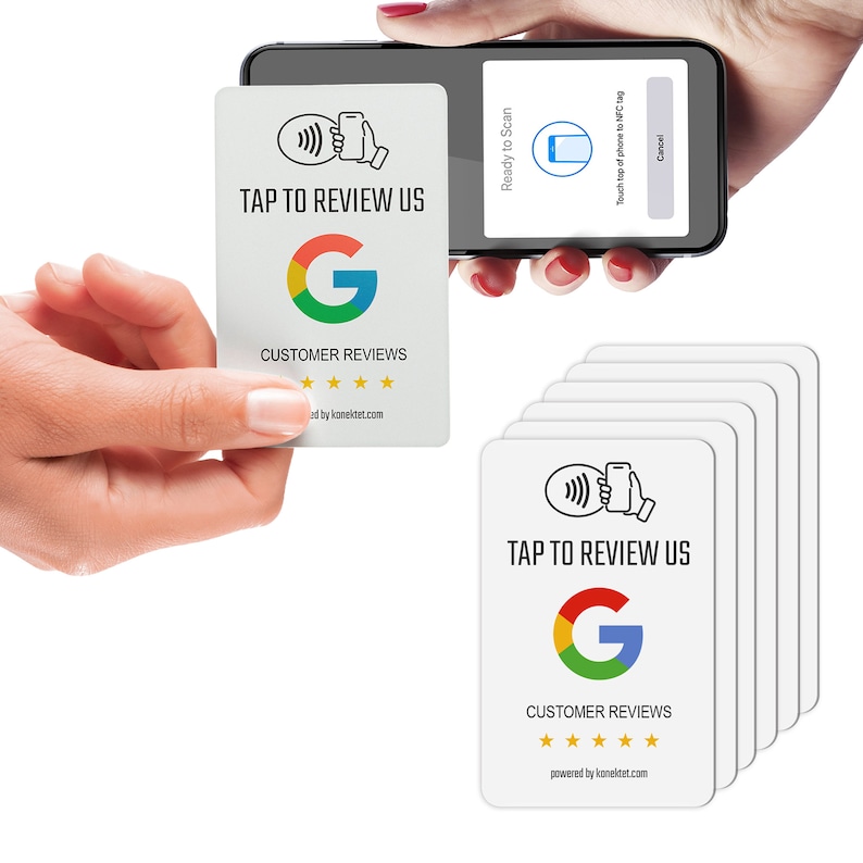 Puede incluir: Una tarjeta blanca con un logotipo de Google y el texto "TAP TO REVIEW US" y "CUSTOMER REVIEWS". Cinco estrellas se muestran debajo del texto. El texto "powered by konektet.com" est&aacute; en la parte inferior de la tarjeta. Una mano sostiene la tarjeta y un tel&eacute;fono inteligente se est&aacute; utilizando para escanear la tarjeta.