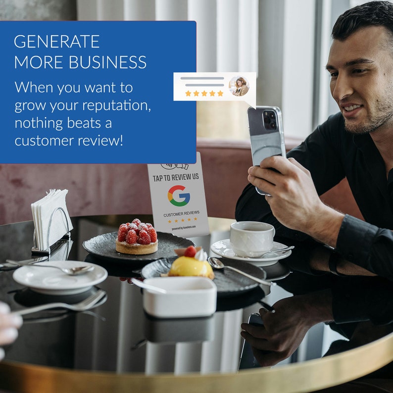 Puede incluir: Una persona utiliza un tel&eacute;fono inteligente para dejar una rese&ntilde;a de Google para un negocio. La pantalla del tel&eacute;fono muestra una calificaci&oacute;n de cinco estrellas. El texto en el letrero dice "Toca para revisar" y "Rese&ntilde;as de clientes".