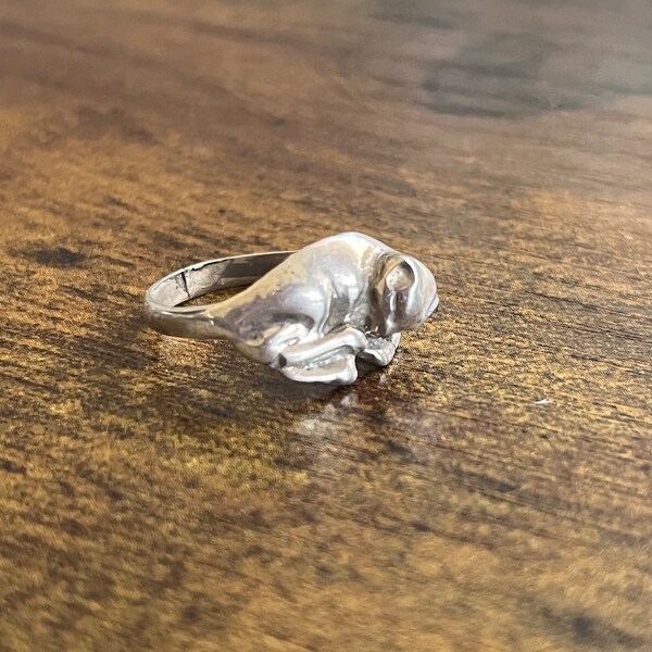 Silver sterling sleeping cat ring