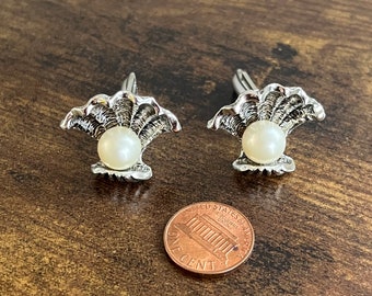 Pair of Judy lee vintage pearl clam shell nautical cuff links