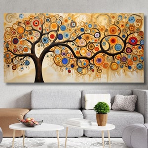 Può includere: Un dipinto astratto colorato di un albero con un tronco e rami marroni. L'albero è circondato da una varietà di cerchi e vortici colorati. Lo sfondo è di colore beige chiaro.