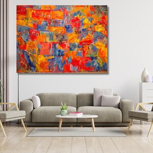Può includere: Una grande opera d'arte murale rettangolare che presenta una mappa astratta degli Stati Uniti. La composizione utilizza pennellate spesse ed espressive in tonalità vivaci di rosso, arancione, giallo e blu, con i nomi degli stati scritti in inchiostro nero.
