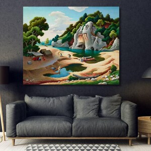 Könnte beinhalten: Ein Landschaftsgemälde mit einem Fluss, der sich durch eine sandige Landschaft mit felsigen Klippen, grünen Bäumen und einem blauen Himmel mit Wolken schlängelt. Kleine Figuren sind in der Nähe des Wassers und eines Zeltes zu sehen.
