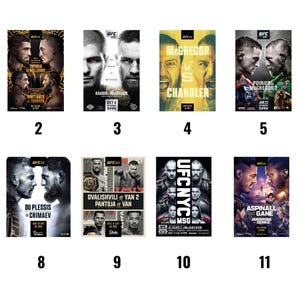 Può includere: Una collezione di dodici poster di combattimenti UFC. Ogni poster presenta immagini di combattenti, nomi di eventi e loghi. I poster sono in vari schemi di colori, tra cui nero, oro e blu.