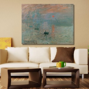 Puede incluir: Un lienzo rectangular con una pintura impresionista de un puerto al amanecer, que muestra un pequeño bote en aguas tranquilas, un sol naranja brillante y tonos azul verdosos brumosos, montado en una pared sobre un sofá de color blanco.