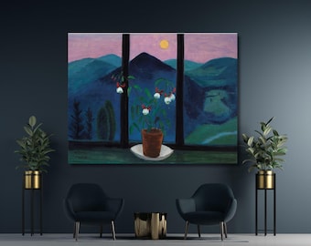 Op de afbeelding: Een rechthoekige wandkunstprint met een potplant met witte en rode bloemen op een vensterbank. De achtergrond toont een landschap van blauwe bergen onder een roze lucht met een gele zon, omlijst door donkere verticale raamstijlen.