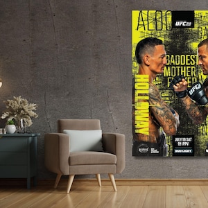 Peut inclure: Une affiche rectangulaire de l'événement UFC 310 montrant les combattants Max Holloway et Dustin Poirier de profil, sur un fond jaune vif avec du texte noir incluant "BADDEST MOTHER FUCKER", "JULY 19 SAT ON PPV" et "BUD LIGHT".