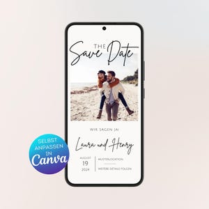 Könnte beinhalten: Eine Save-the-Date-Karte mit einem Foto eines Paares am Strand. Der Text lautet "Save the Date" mit dem Datum 19. August 2024 und den Namen Laura und Henry. Der Text lautet auch "Wir sagen ja!"