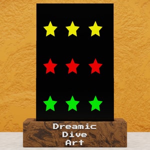 以下が含まれることがあります： 3 つの星の列が並んだ黒いプレート。 上段には黄色の星が 3 つ、中段には赤い星が 3 つ、下段には緑色の星が 3 つあります。 プレートは、木製の台座の上に置かれ、そこに「Dreamic Dive Art」という文字が印刷されています。
