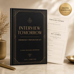 Könnte beinhalten: Ein schwarzes, 12-seitiges, druckbares Arbeitsbuch mit dem Titel Interview Tomorrow Emergency Preparation Kit mit goldenem Text und geometrischen Rändern. Daneben liegen zwei cremefarbene Seiten mit Abschnitten für Strengths Snapshot und Key Stories. Ein goldenes digitales Download-Siegel ist sichtbar.
