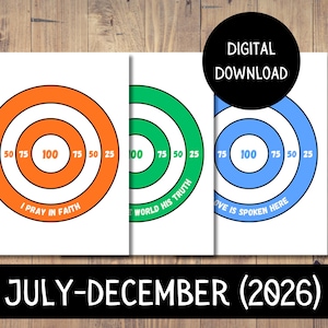 Peut inclure: Téléchargement numérique avec trois cibles colorées en orange, vert et bleu, chacune avec des cercles concentriques et des valeurs numériques. Le texte comprend "I PRAY IN FAITH", "THE WORLD HIS TRUTH" et "LOVE IS SPOKEN HERE". L'image comprend également "JULY-DECEMBER (2026)".