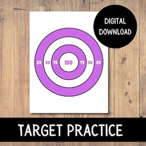 Può includere: Un bersaglio di pratica di tiro scaricabile digitalmente. Il bersaglio presenta cerchi concentrici viola con numeri di punteggio. Le parole "Target Practice" sono in uno striscione nero. Un cerchio nero dice "DOWNLOAD DIGITALE".