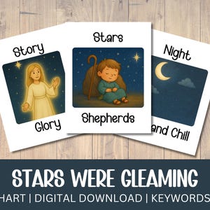 Op de afbeelding: Drie geïllustreerde kaarten met de woorden "Story", "Stars" en "Night". De kaarten bevatten afbeeldingen van een engel, een herder en een halve maan. De tekst "STARS WERE GLEAMING" staat onderaan.