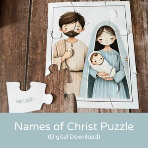 Op de afbeelding: Een Namen van Christus-puzzel met een illustratie van de Heilige Familie. De puzzel toont Jozef, Maria en het kindje Jezus. Het woord "Messias" staat op een puzzelstukje. De puzzel ligt op een houten oppervlak.