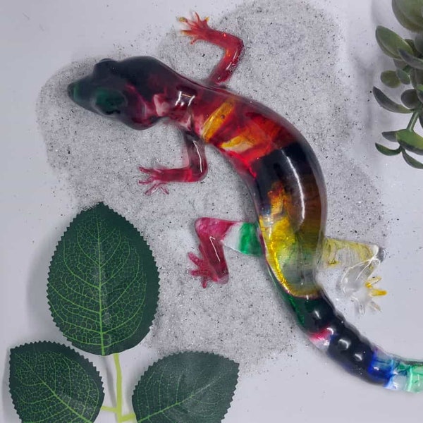 Gecko Echse aus Epoxidharz in bunten Farben Regenbogen