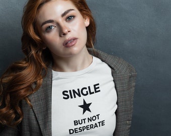 Singel, men inte desperat - inspirerande mjuk t-shirt för kvinnor