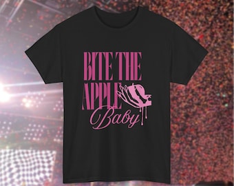 NOT OK Bite the Apple Baby ユニセックス ヘビーコットンTシャツ みんなスター - フロントグラフィックのみ