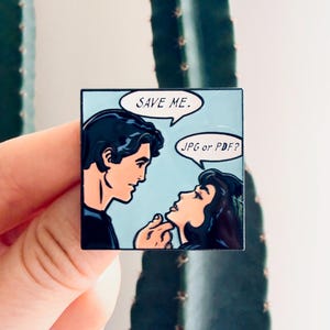 Save Me – Emaille-Anstecknadel im Dateiformat | Tech-Humor-Anstecknadel | Lustiges Geschenk für Softwareentwickler