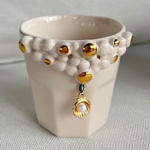 ręcznie robiony ceramiczny kubek, spersonalizowany ceramiczny kubek, ceramiczny kubek do kawy, ręcznie robiony ceramiczny kubek z zawieszką, ceramiczny kubek z muszlą, prezent na dzień matki