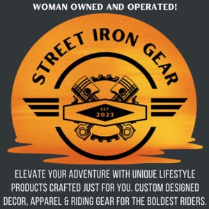 以下が含まれることがあります： Street Iron Gearのロゴ。黒いテキストとグラフィックを使用した、様式化されたオレンジ色のサンバーストデザインです。ロゴには「STREET IRON GEAR」と「EST 2023」の文字と、「ELEVATE YOUR ADVENTURE WITH UNIQUE LIFESTYLE PRODUCTS」のスローガンが含まれています。