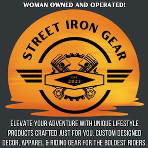 Pu&ograve; includere: Un cerchio giallo con un logo nero che dice "Street Iron Gear" con due pistoni incrociati e il testo "EST 2023". Il testo sotto il logo dice "Eleva la tua avventura con prodotti di stile di vita unici realizzati su misura per te. Decorazioni, abbigliamento e attrezzatura da guida personalizzati per i motociclisti pi&ugrave; audaci."