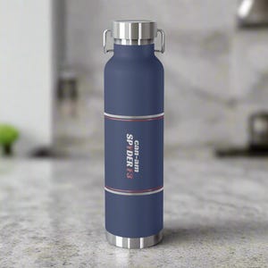 Pu&ograve; includere: Una borraccia isolante blu navy con coperchio e manico argentati. La bottiglia presenta una fascia bianca e rossa con la scritta "Can-am SPYDER F3". La bottiglia &egrave; progettata per mantenere le bevande fredde o calde.