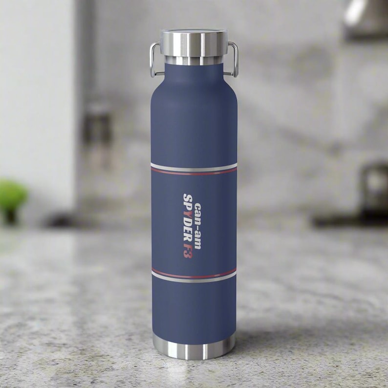 Pu&ograve; includere: Una borraccia isolante blu navy con coperchio e manico argentati. La bottiglia presenta una fascia bianca e rossa con la scritta "Can-am SPYDER F3". La bottiglia &egrave; progettata per mantenere le bevande fredde o calde.