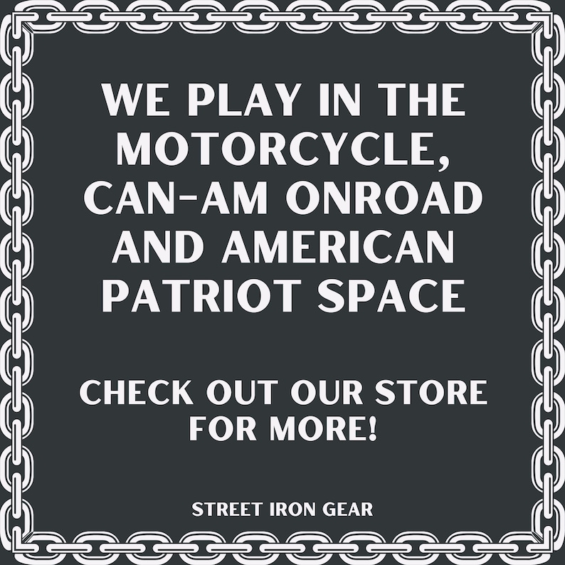 Może przedstawiać: Czarno-biały tekst na ciemnoszarym tle z białą obw&oacute;dką łańcucha. Tekst brzmi: "WE PLAY IN THE MOTORCYCLE, CAN-AM ONROAD AND AMERICAN PATRIOT SPACE CHECK OUT OUR STORE FOR MORE! STREET IRON GEAR"