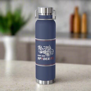 Pu&ograve; includere: Una borraccia blu navy con coperchio e manico argentati. La borraccia presenta una grafica bianca di un veicolo Can-Am Spyder F3, con la scritta "can-am SPYDER F3" sottostante. La borraccia &egrave; alta circa 25 cm.