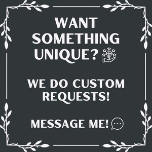 Puede incluir: Gr&aacute;fico en blanco y negro con texto blanco que dice "WANT SOMETHING UNIQUE?" con un icono de diamante y una mano sosteniendo el diamante. El texto contin&uacute;a con "WE DO CUSTOM REQUESTS!" y "MESSAGE ME!" con un icono de burbuja de di&aacute;logo. El gr&aacute;fico est&aacute; rodeado por un borde blanco con dise&ntilde;os florales blancos en las esquinas.