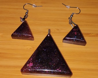 Pendientes y colgante triangulares de resina negra y rosa brillante