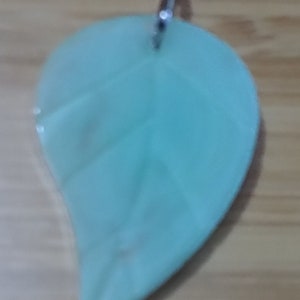 Pendentif feuille en résine verte et blanche