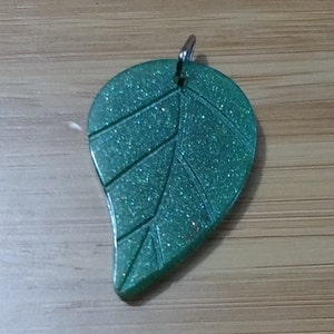 Pendentif feuille verte scintillante en résine