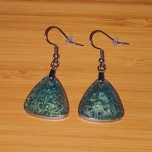 Piccoli orecchini triangolari in resina verde acqua scintillante